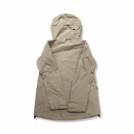 Baksidan av en beige skaljacka från Fjällräven för dam med huva, fotograferad mot en vit bakgrund.