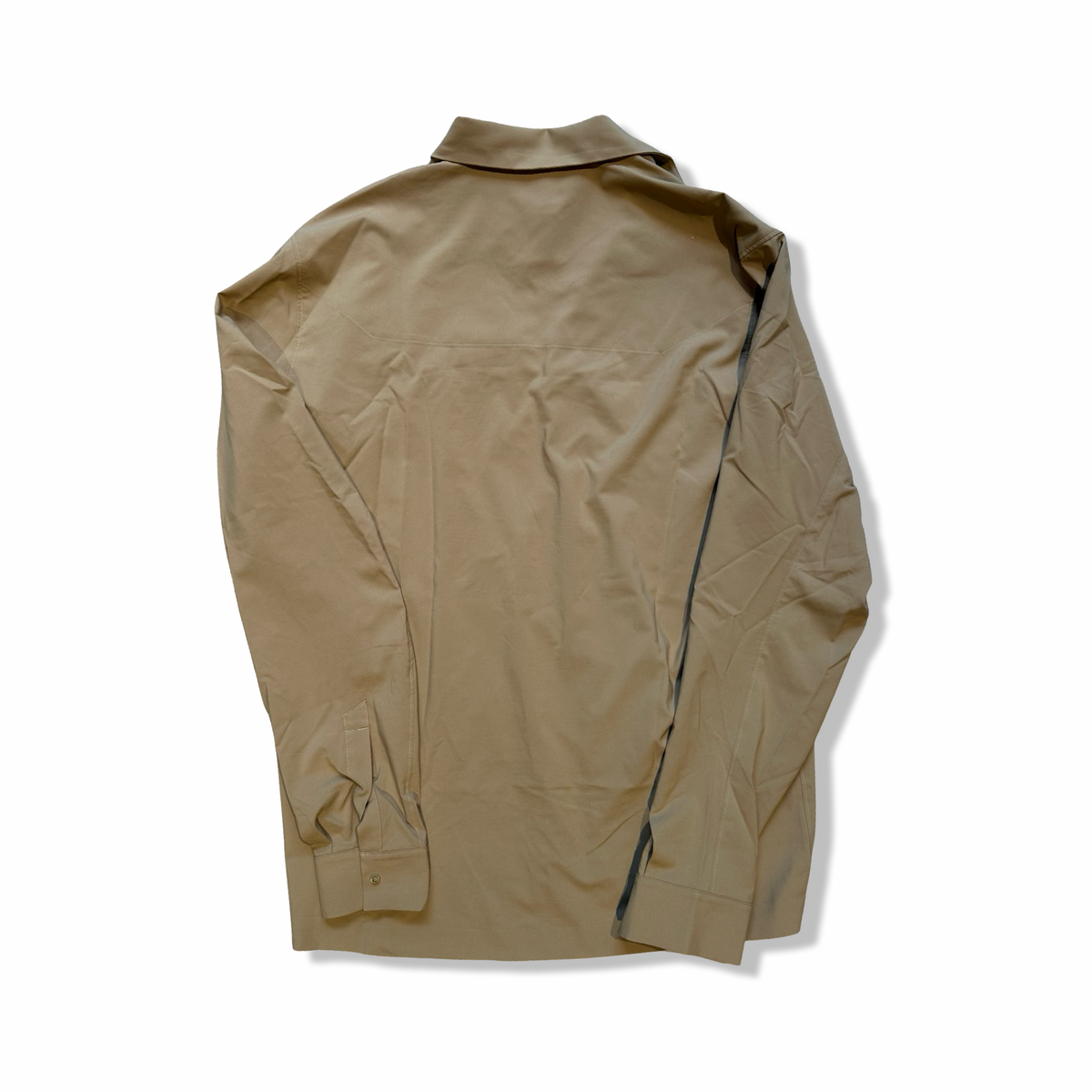Baksidan av en offwhite Arc'teryx Skyline LS skjorta för herr, fotograferad mot en vit bakgrund.