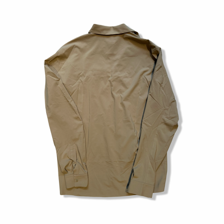 Baksidan av en offwhite Arc'teryx Skyline LS skjorta för herr, fotograferad mot en vit bakgrund.