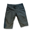 Gröna Peak Performance 3xdry-shorts för dam i modell M, fotograferade framifrån mot vit bakgrund.