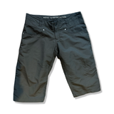 Gröna Peak Performance 3xdry-shorts för dam i modell M, fotograferade framifrån mot vit bakgrund.