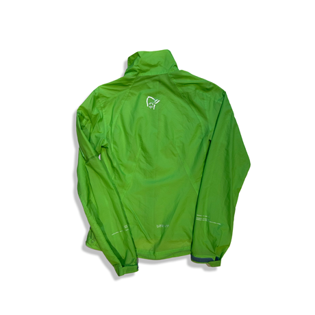 Baksidan av en grön Norröna Bitihorn aero 100 jacket träningsjacka för dam, fotograferad mot en vit bakgrund.