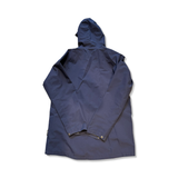 Baksidan av mörkblå regnjacka Tretorn Wings Woven Jacket för herrar, fotograferad mot vit bakgrund.