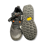 Svart damlöparsko New Balance Fresh Foam Hierro v6 GTX med Vibram-sula visad uppifrån och underifrån mot vit bakgrund.