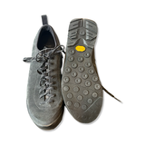 Black Arc'teryx Acrux SI Leather men's hiking shoes, shown from above with the sole visible against a white background.