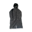 Svart Haglöfs parkas för dam i lång modell med huva, fotograferad framifrån mot en vit bakgrund.