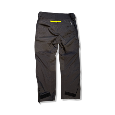 Baksidan av svarta seglarbyxor från Helly Hansen i modell HP Foil för herr, fotograferade mot en vit bakgrund.
