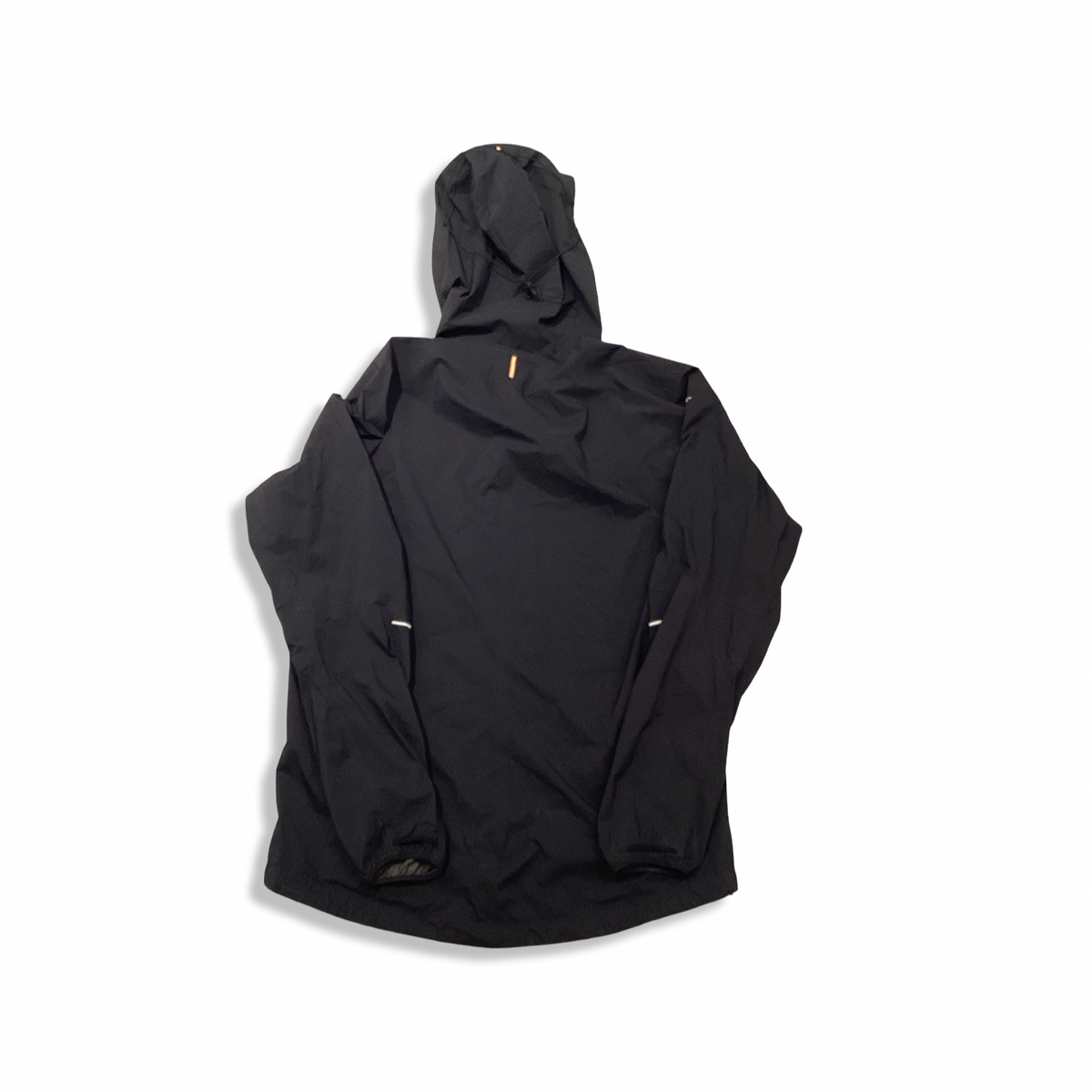 Baksidan av en svart skaljacka Haglöfs L.I.M III Jacket för herr med huva, fotograferad mot en vit bakgrund.