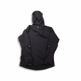 Baksidan av en svart skaljacka Haglöfs L.I.M III Jacket för herr med huva, fotograferad mot en vit bakgrund.