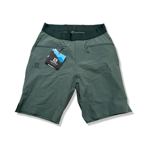 Gröna funktionsshorts från Salomon Wayfarer pull on short för herr, fotograferade framifrån mot en vit bakgrund.
