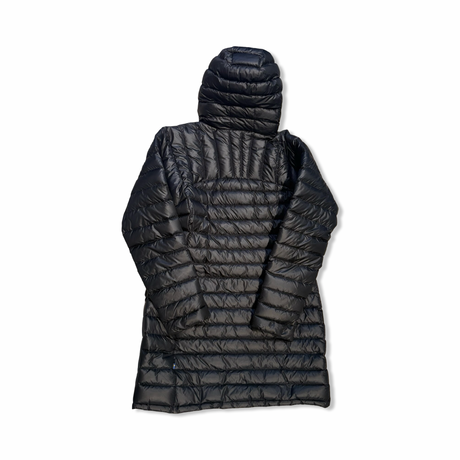 Baksidan av en svart Fjällräven Snow Flake Parka dunjacka för dam, fotograferad mot en vit bakgrund.