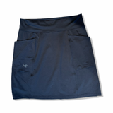 Svart Arc'teryx kjol för dam med fickor, fotograferad framifrån mot en vit bakgrund.