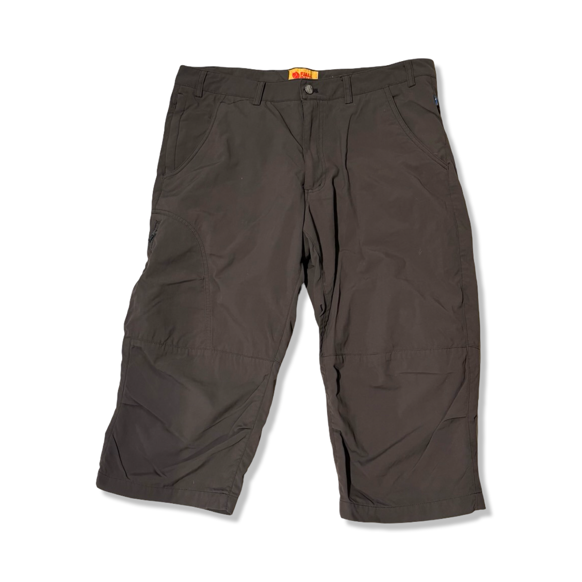 Grå vandringsshorts från Fjällräven för herr, fotograferade framifrån mot en vit bakgrund.