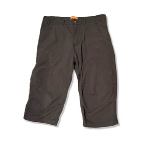 Grå vandringsshorts från Fjällräven för herr, fotograferade framifrån mot en vit bakgrund.