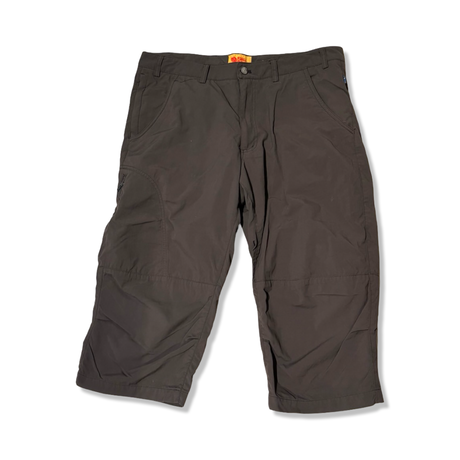 Grå vandringsshorts från Fjällräven för herr, fotograferade framifrån mot en vit bakgrund.