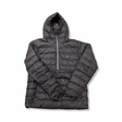 Grå Patagonia Down Sweater anorak med huva för herr, fotograferad framifrån mot en vit bakgrund.
