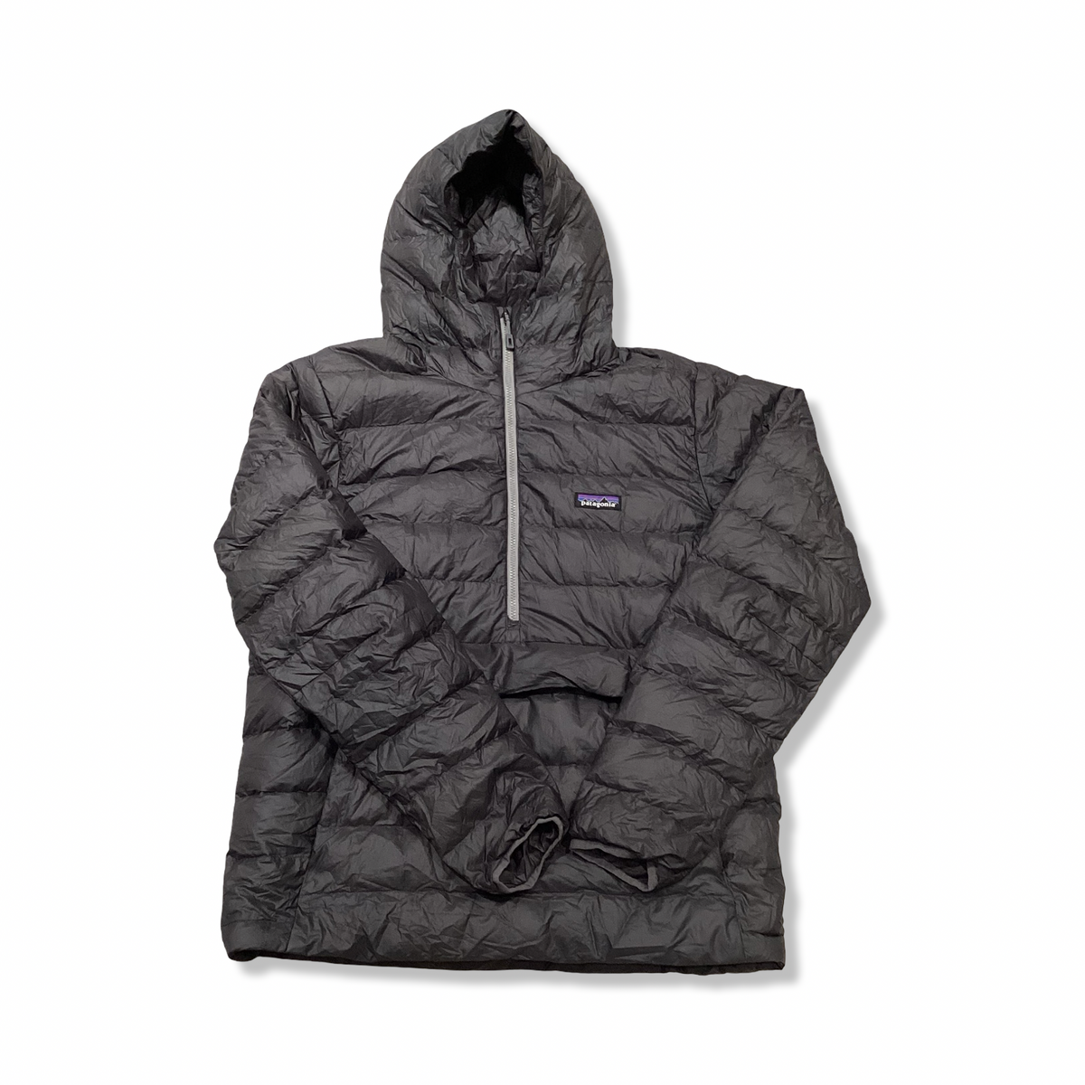Grå Patagonia Down Sweater anorak med huva för herr, fotograferad framifrån mot en vit bakgrund.