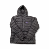 Grå Patagonia Down Sweater anorak med huva för herr, fotograferad framifrån mot en vit bakgrund.