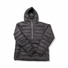 Grå Patagonia Down Sweater anorak med huva för herr, fotograferad framifrån mot en vit bakgrund.