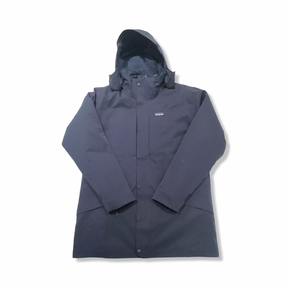 Blå Patagonia Tres 3-in-1 parkas för herr med huva, fotograferad framifrån mot en vit bakgrund.