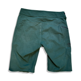 Baksidan av gröna damshorts från Outdoor Research i modell för dam, fotograferade mot en vit bakgrund.
