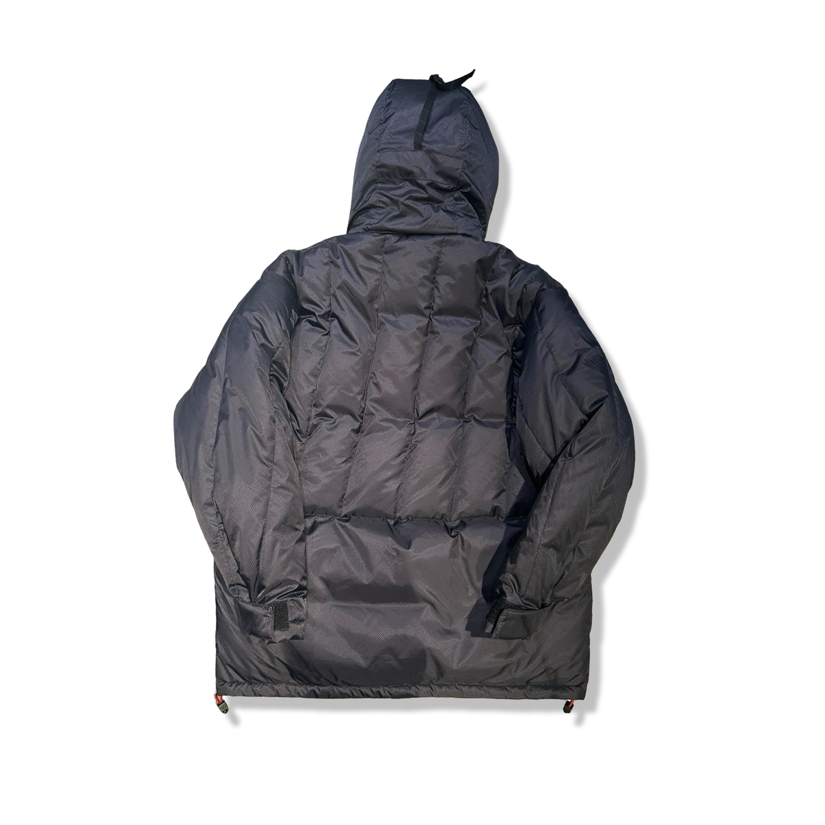 Baksidan av en svart Helly Hansen dunjacka för herr med huva, fotograferad mot en vit bakgrund.