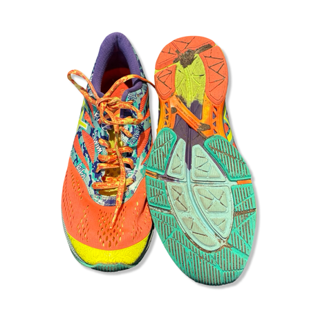 Flerfärgade Asics Gel Noosa Tri 10 dam-löparskor i orange och lila med mönstrade snören, där en sko visar den turkosa undersidan.