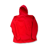 Baksidan av en röd skidjacka Haglöfs Astral Jacket för dam med huva, fotograferad mot en vit bakgrund.