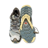 Blå löparskor Salomon Trail XA Pro 30 för dam, visade uppifrån med fokus på ovandelen och yttersulan mot en vit bakgrund.
