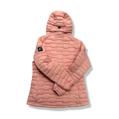 Baksidan av en rosa RVRC Flex Stretch Hooded Down Jacket dunjacka för dam med huva, fotograferad mot en vit bakgrund.