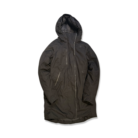 Svart parkas för dam från The North Face med huva, fotograferad framifrån mot en vit bakgrund.