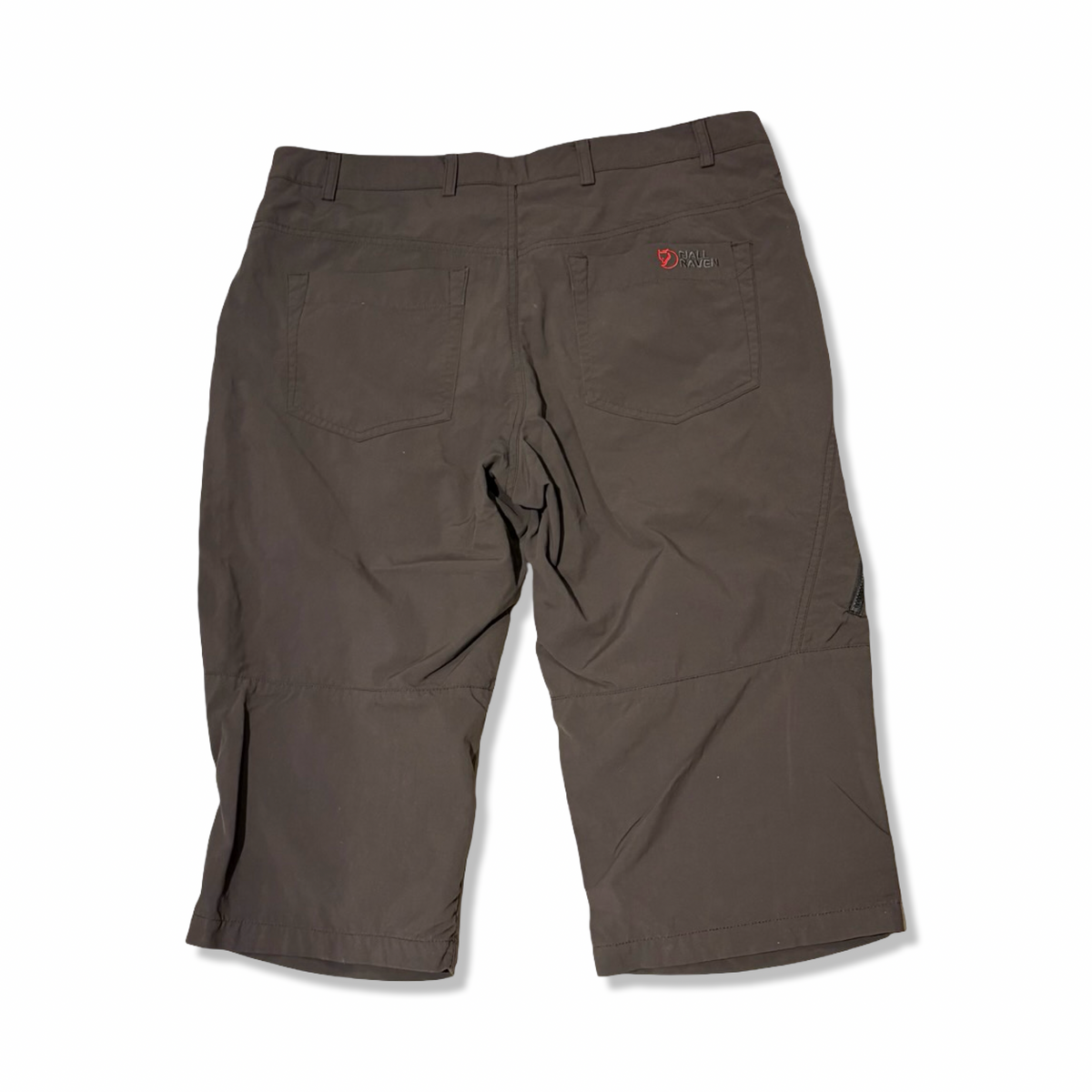 Baksidan av ett par grå vandringsshorts från Fjällräven för herr, fotograferade mot en vit bakgrund.