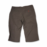 Baksidan av ett par grå vandringsshorts från Fjällräven för herr, fotograferade mot en vit bakgrund.