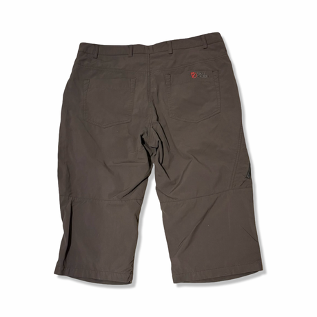 Baksidan av ett par grå vandringsshorts från Fjällräven för herr, fotograferade mot en vit bakgrund.