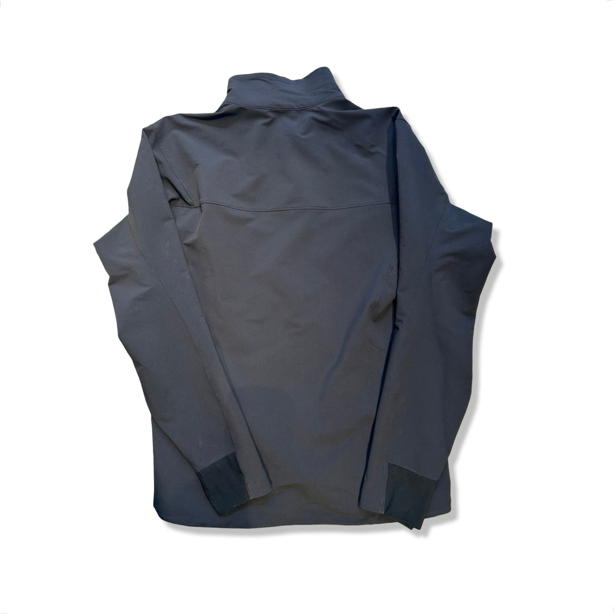 Baksidan av en svart windstopperjacka från Arc'teryx Gamma Lightweight Jacket för herr, fotograferad mot en vit bakgrund.