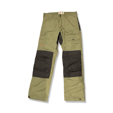 Gröna vandringsbyxor Fjällräven Keb Trousers för herr med svarta detaljer, fotograferade framifrån mot en vit bakgrund.