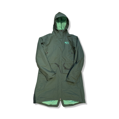 Grön parkas från Kari Traa i modell Helena för dam med huva, fotograferad framifrån mot vit bakgrund.