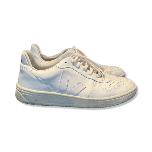 Veja V-10 Leather sneakers för herr i vitt skinn, fotograferade från sidan mot vit bakgrund.