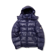 Blå dunjacka från Moncler med huva för barn, fotograferad framifrån mot en vit bakgrund.