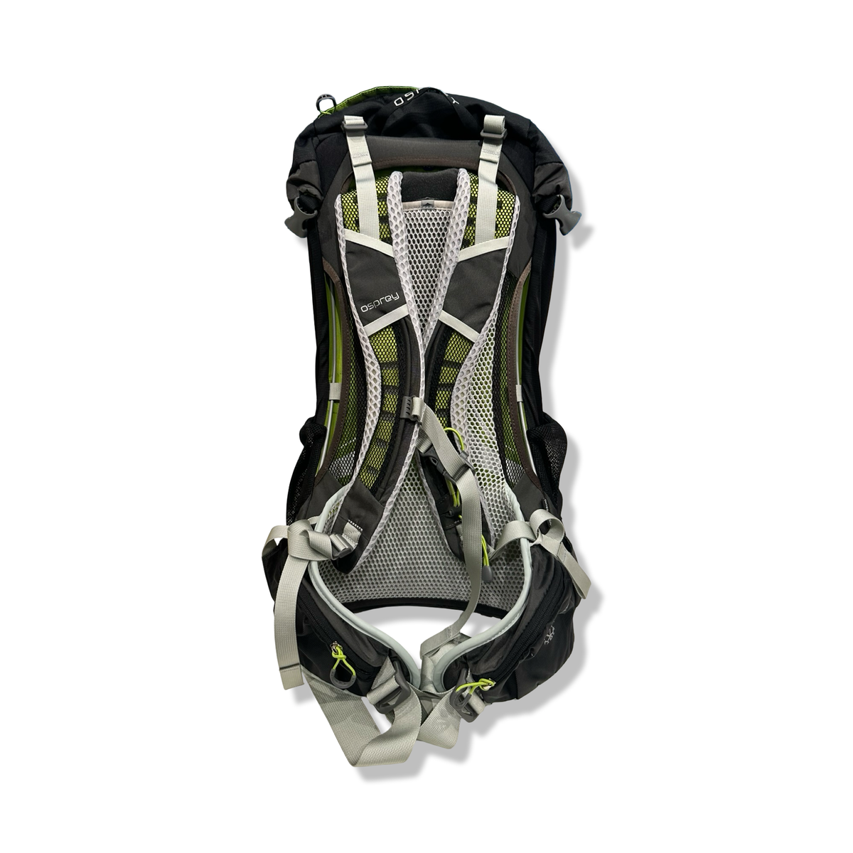 Baksidan av en svart Osprey Stratos 27L ryggsäck med ventilerande nätpanel och vadderat bärsystem, fotograferad mot vit bakgrund.