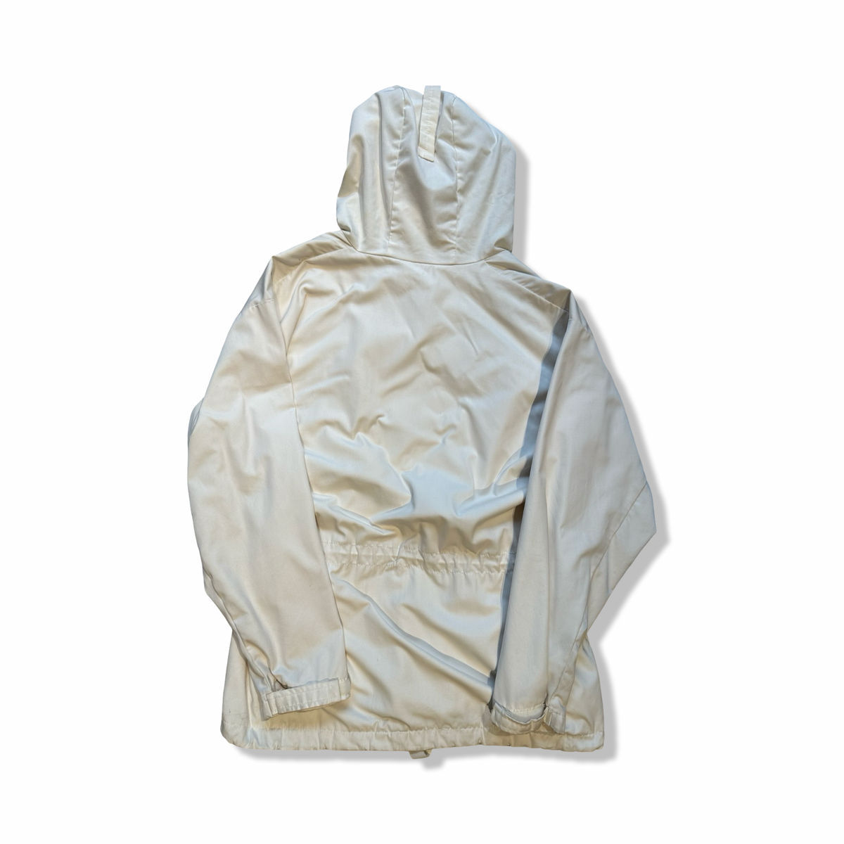 Baksidan av en vit Helly Hansen Retro anorak med huva, fotograferad mot en vit bakgrund.