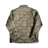 Baksidan av en brun dunjacka från O'Neill Welded Wave Jacket för herr, fotograferad mot en vit bakgrund.