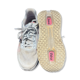 Vit och rosa löparsko Nike Vomero Premium Unisex för 42, fotograferad framifrån med undersidan synlig mot vit bakgrund.