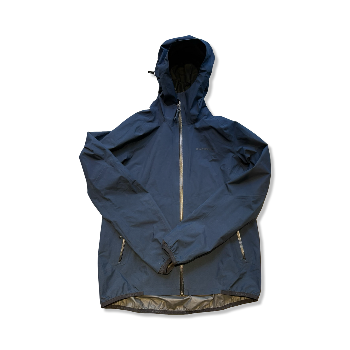 Mörkblå skaljacka Peak Performance W Gore-Tex Pac Jacket för dam i storlek L, fotograferad framifrån mot en vit bakgrund.