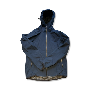 Mörkblå skaljacka Peak Performance W Gore-Tex Pac Jacket för dam i storlek L, fotograferad framifrån mot en vit bakgrund.