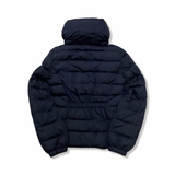 Baksidan av en blå dunjacka från Moncler för barn i storlek 14Y, fotograferad mot en vit bakgrund.