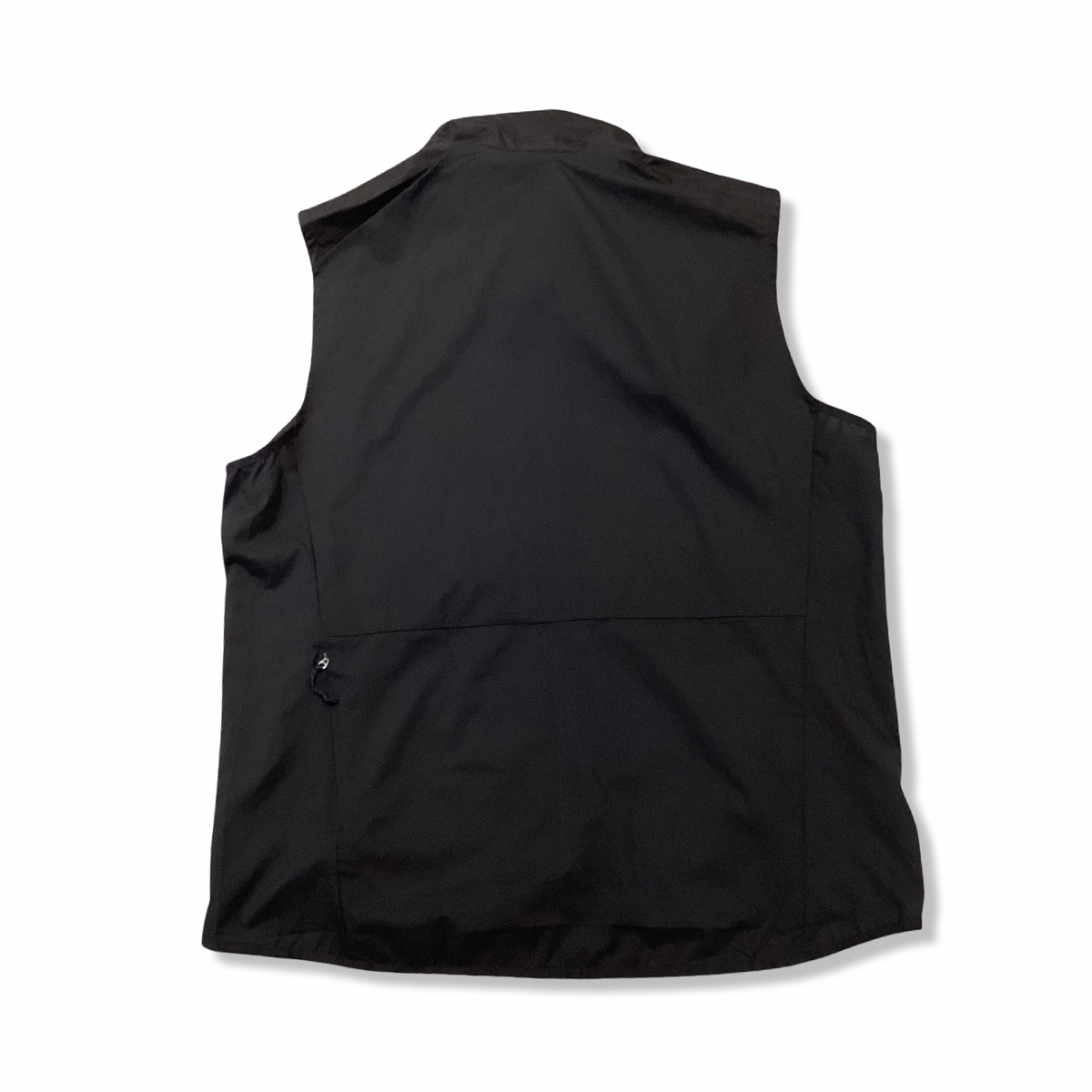 Baksidan av en svart Patagonia R1 Vest för herr, fotograferad mot en vit bakgrund.