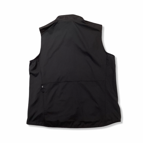 Baksidan av en svart Patagonia R1 Vest för herr, fotograferad mot en vit bakgrund.