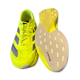 Gula Adidas adizero evo SL löparskor för herr med snörning, där ena skon visar yttersulan.