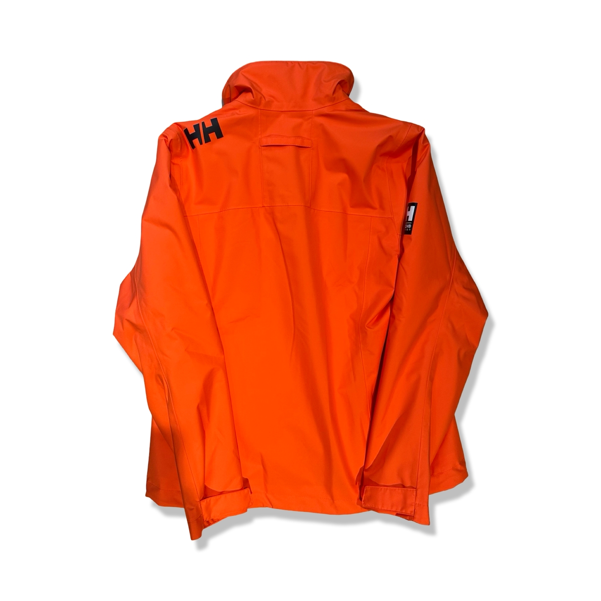 Baksidan av en orange seglarjacka Crew Midlayer HH för dam från Helly Hansen, fotograferad mot en vit bakgrund.